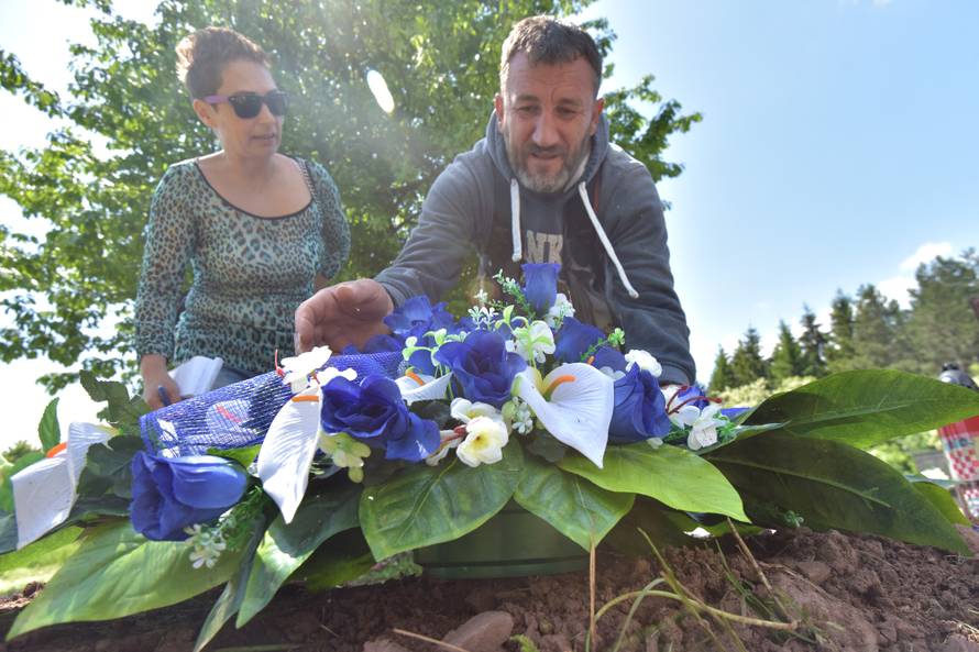 Sramota: Ovako su u Udbini pokopali hrvatskog branitelja