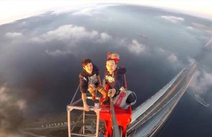 Popeli se na most visok 350 m da snime zastrašujući 'selfie'