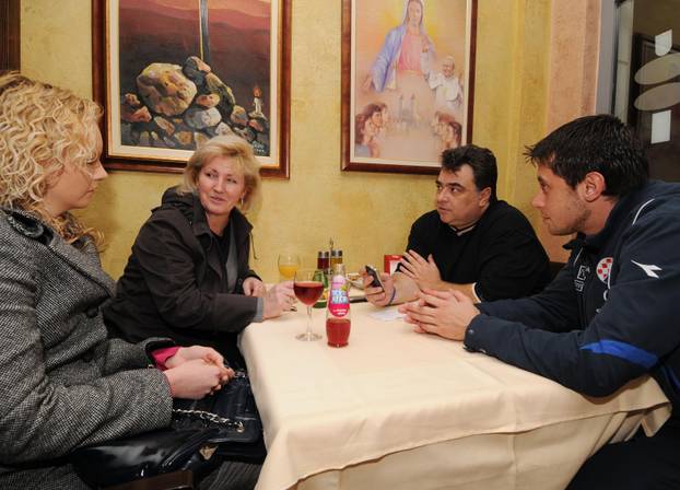 Me?ugorje: Dinamovci iskoristili slobodno jutro za odmor i surfanje internetom