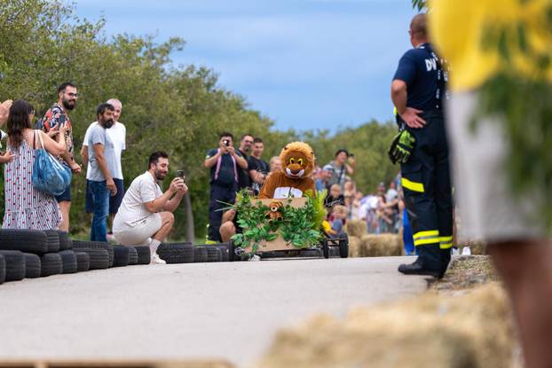 Senj: Održana 1. Senjska maškarana utrka 'Gravity race Senj 2025' podno tvrđave Nehaj