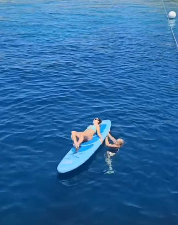 Vruće ljetne igrice Ive Todorić i prijateljice na obali: Pokazala je figuru u badiću, bila na SUP-u...