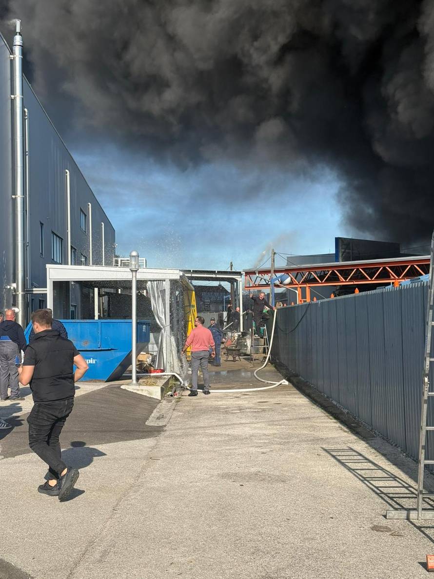 FOTO/VIDEO Još se dimi u Sv. Nedelji: 'Nije opasno za ljude'