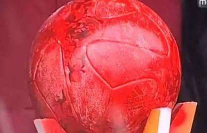 Nevjerojatno! Običnu loptu su ofarbali u crvenu zbog snijega