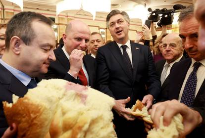 FOTO Plenković pred Pupovcem i Dačićem našao novčić u kruhu