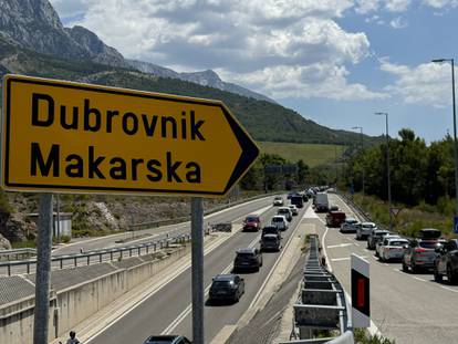 Krcata plaža u Baškoj Vodi, ogromna kolona do Makarske