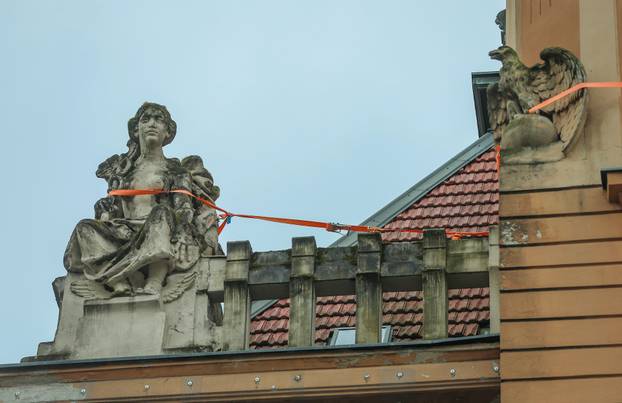 Zagreb: Kipovi na Domu Trgovačko-obrtničke komore zavezani s gurtnama radi sigurnosti