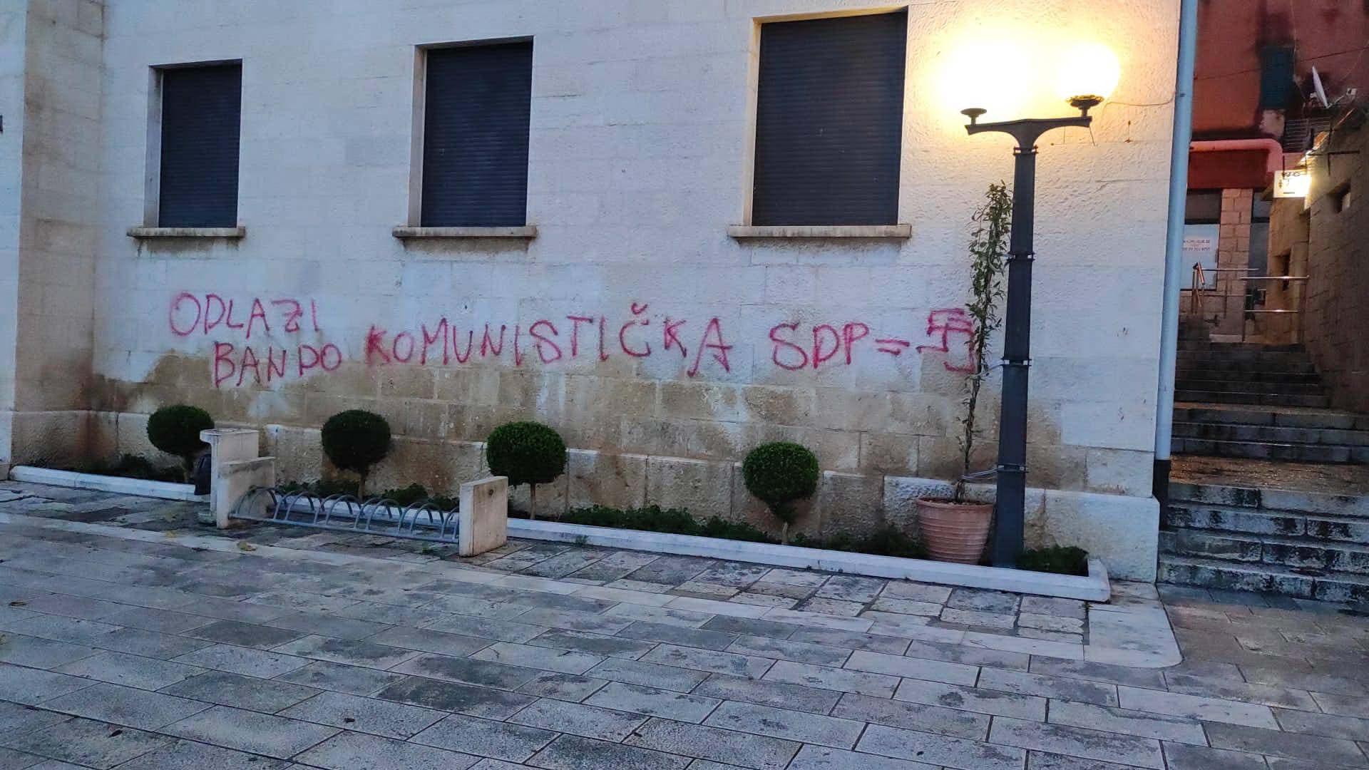 FOTO Vandalizam u Makarskoj: Netko je ispisao zidove i nacrtao kukasti križ za gradonačelnika