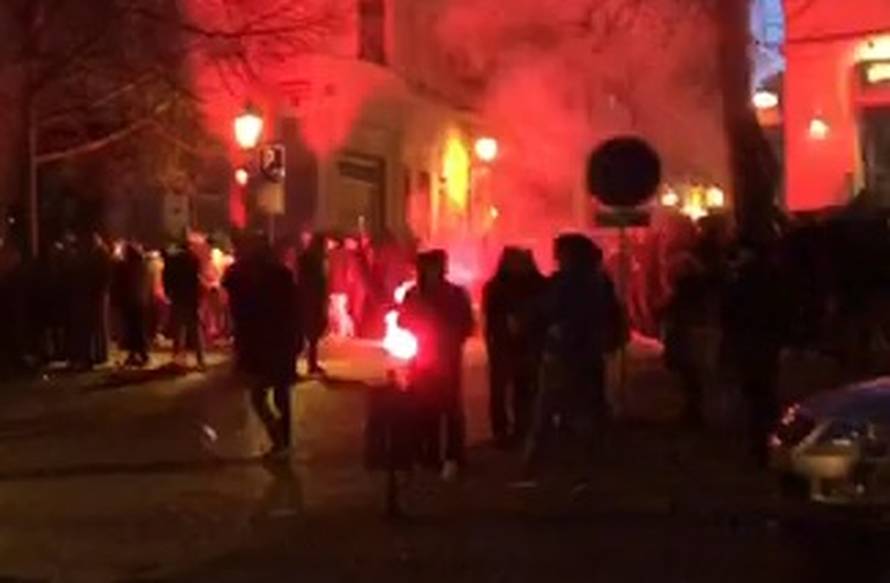 Ponovno su osramotili Dinamo: Boysi zasuli policiju bakljama
