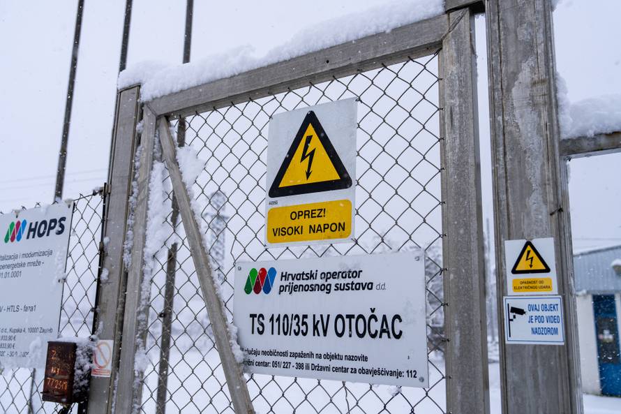 Otočac: Zbog mokrog snijega koji pada dio Like ostao bez struje