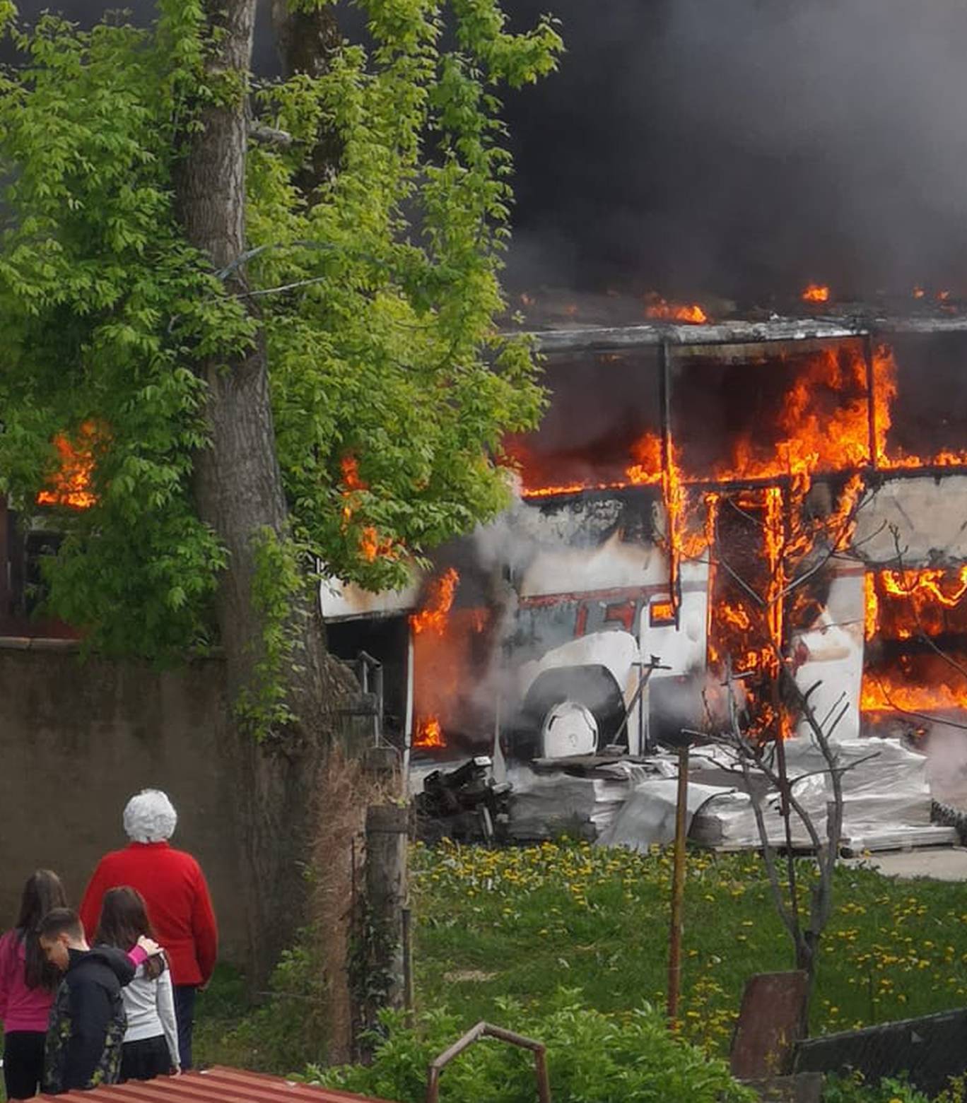 VIDEO Planuo bus u osječkom dvorištu: 'U ulici je puno djece, a vatra je zahvatila i dio kuće'