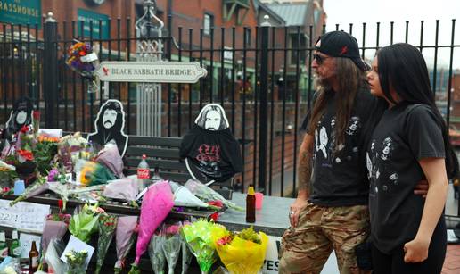 FOTO Birmingham tuguje za ocem heavy metala: Okupili su se oko Ozzyjevog murala...