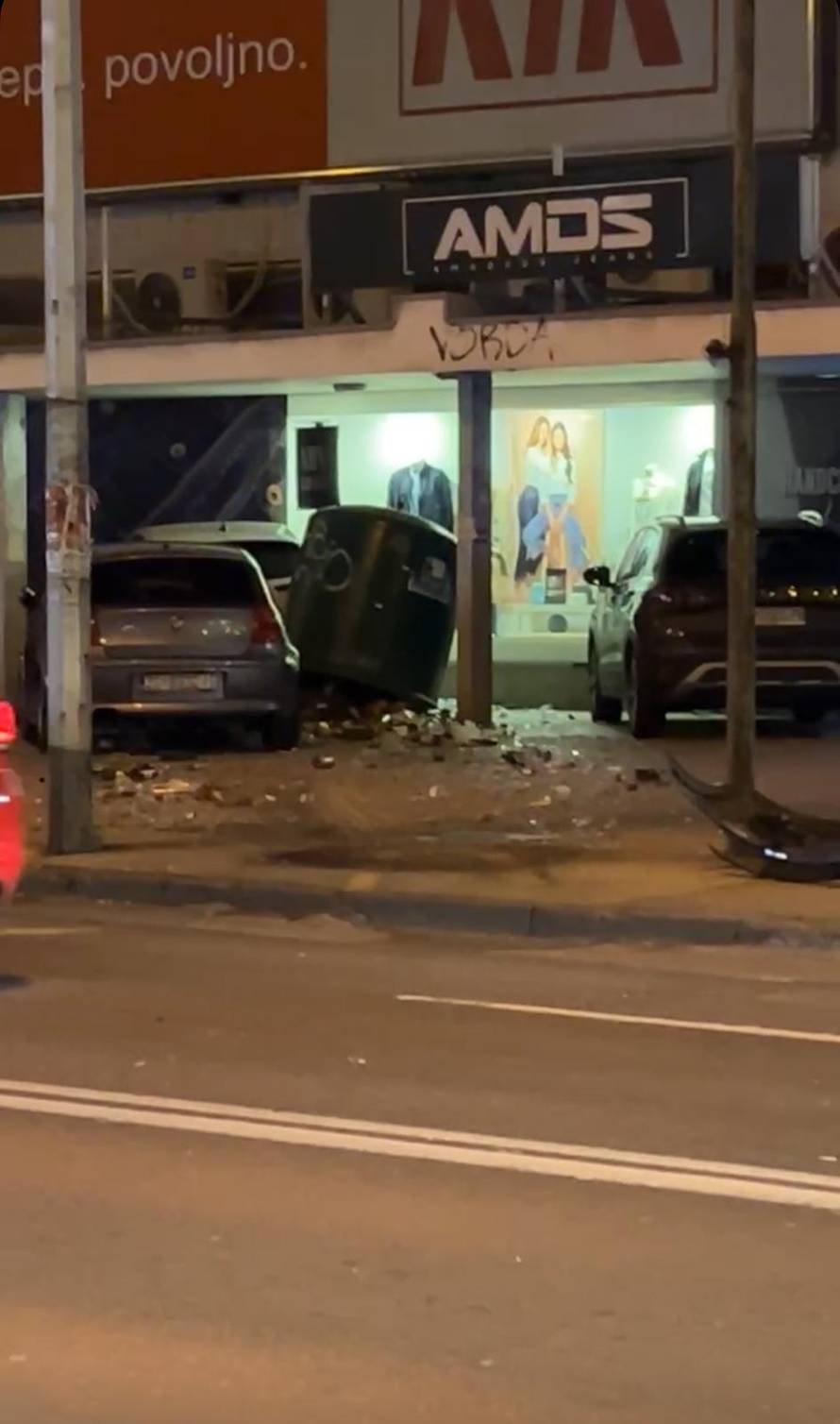 VIDEO Teška nesreća u Zagrebu:  Sudarila se dva auta na Ilici, jedan se odbio i udario pješaka