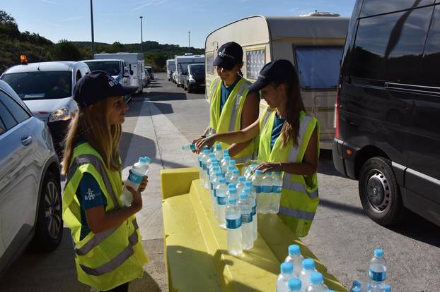 Buje: Volonteri Crvenog kriÅ¾a turistima na Ipsilonu dijele vodu