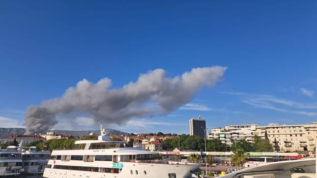 FOTO Buktinja u Kaštelima: 'Sve smrdi po dimu, odjekuju sirene. Strah nas je da se ne proširi!'