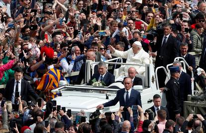 Papa služio misu na Cvjetnicu, mahao ljudima koji su ga dočekali na  Trgu sv. Petra