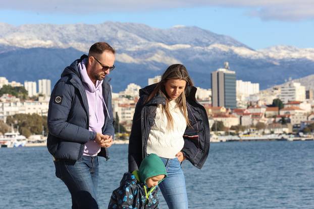 Zubato sunce u Splitu izmamilo je brojne šetače
