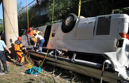Autobus sletio s mosta u rijeku, poginulo 16 turista