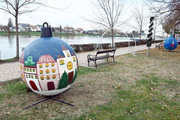 Sisak: Šetnica uz Kupu ukrašena kuglicama koju su izradila djeca