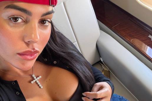 FOTO Georgina na ljetovanju izbacila bujne grudi, ali su svi gledali u ogromni dijamant
