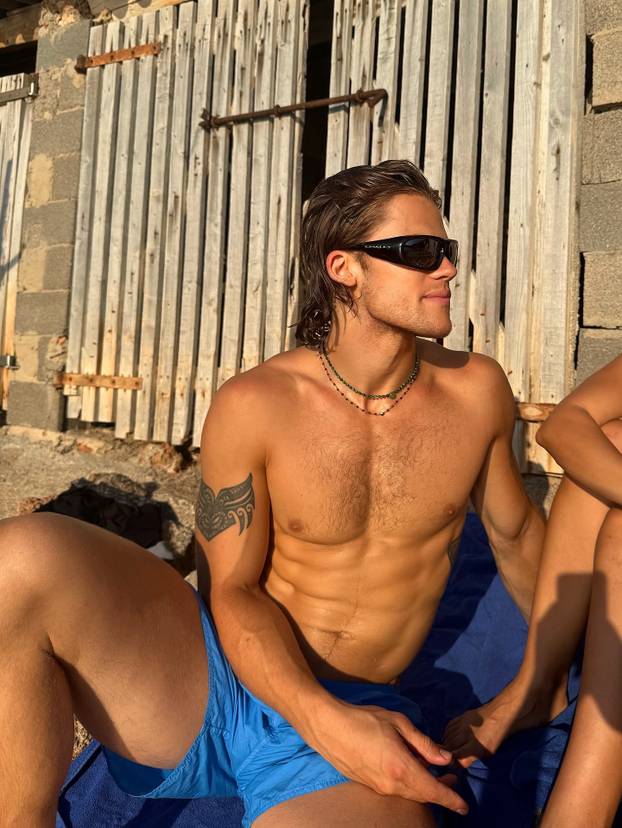 FOTO 'Alpski modni mačak' voli nositi bunde, suknje i lakirati nokte. Sad dominira skijanjem