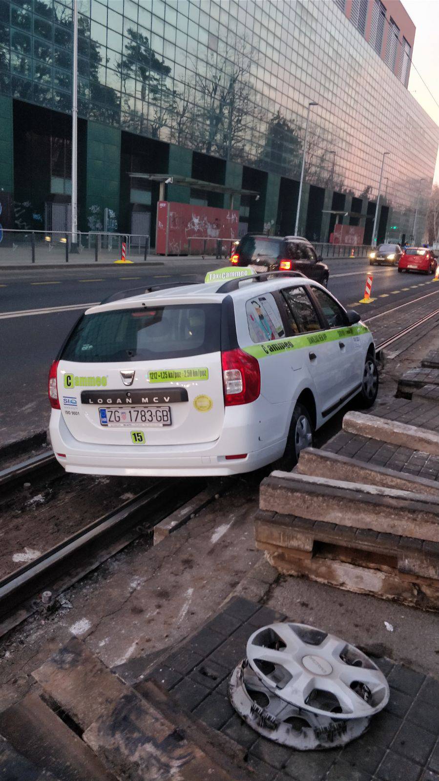 Zastoj tramvaja, taxi upao u tračnice