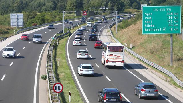 Gust promet na autocesti između Karlovca i čvora Bosiljevo