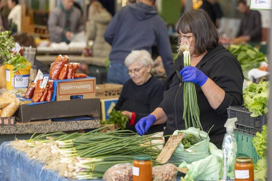 Osijek: Pripreme za blagadane na tržnici 