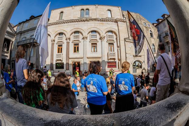 Split: Održana je molitva krunice na splitskom Peristilu