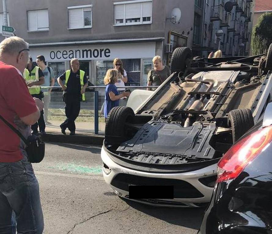 Sudarila se tri auta u Zagrebu:  Jedan od njih završio na krovu