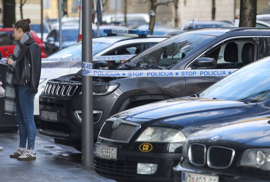 Bacili zapaljivu stvar na auto u Zagrebu, savila mu se hauba