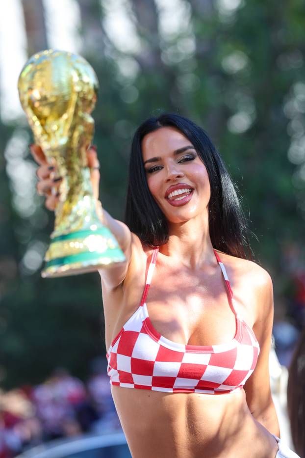 SP 2026 Dallas: Ivana Knoll na povorci hrvatskih navijača u Dallasu uoči utakmice Engleske i Hrvatske na Svjetskom prvenstvu