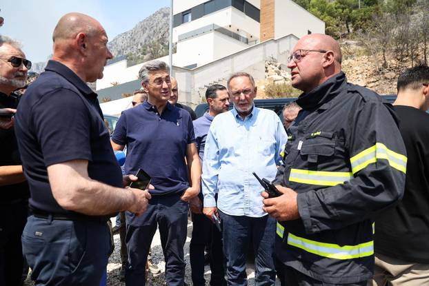 Premijer Andrej Plenković u obilasku požarišta u Omišu
