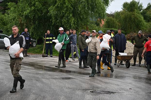 Zbog izlijevanja rijeke Save, voda prijeti kućama u Drenju Brdovečkom