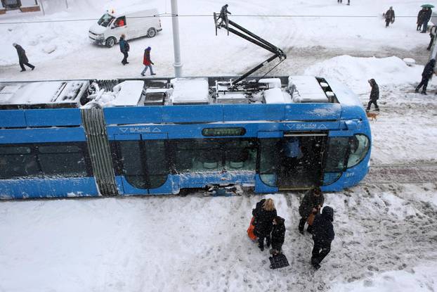 ARHIVA - Zagreb: Trg bana Jela?i?a pod snježnim pokriva?em