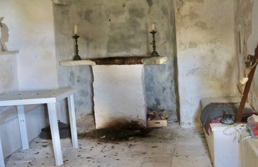 Kaštela: Uz oltar u crkvi zapalili vatru i napravili peku