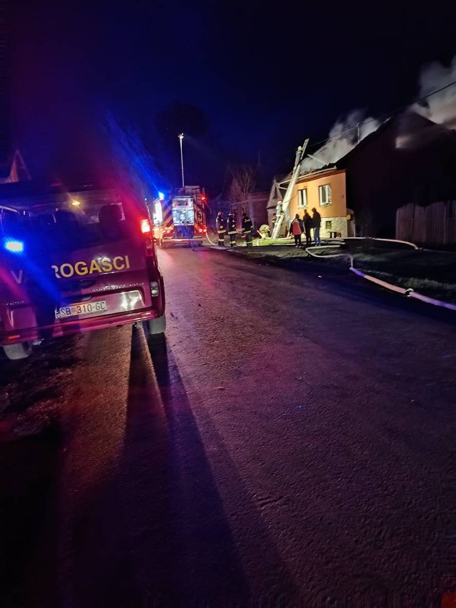 FOTO Užas kraj Slavonskog Broda: 'Žena je sama pokušala spasiti kuću, ali sve je izgorjelo'