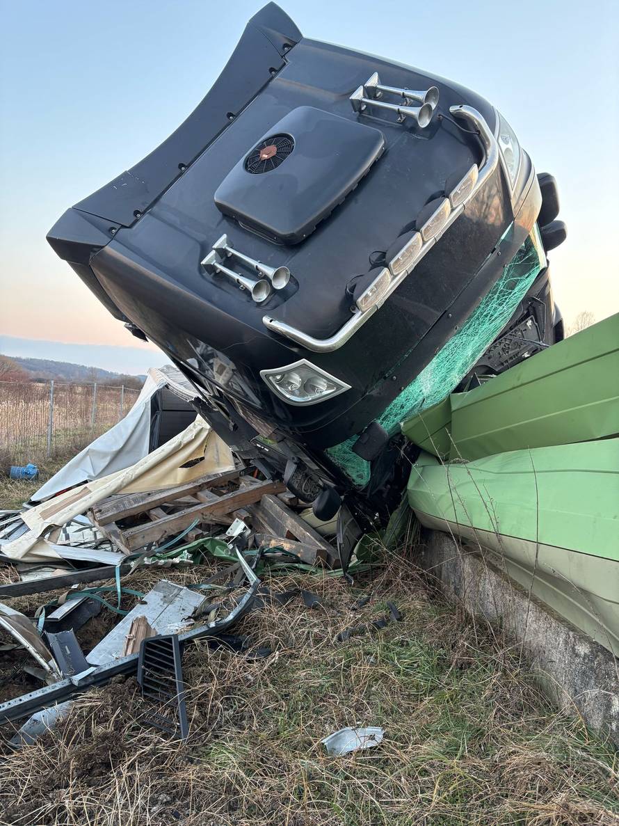 Dramatične fotografije s A4: Kamionu pukla guma u vožnji! Sletio s ceste pa probio ogradu