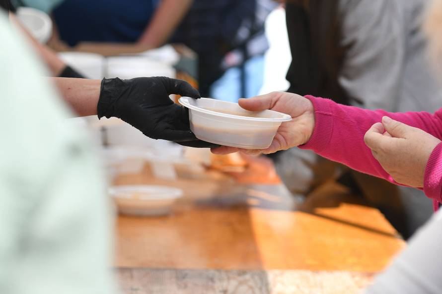 Čakovec: Građani čekali u redu za porciju graha 