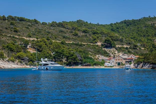 Biševo: Uvala Porat na zapadnom dijelu otoka