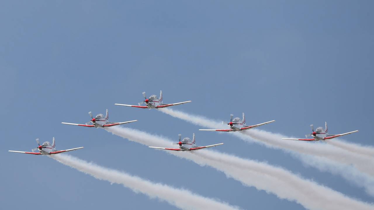 FOTO Spektakl na zemlji, ali i na nebu: Ovo su kadrovi Rafalea i vojnih aviona na mimohodu