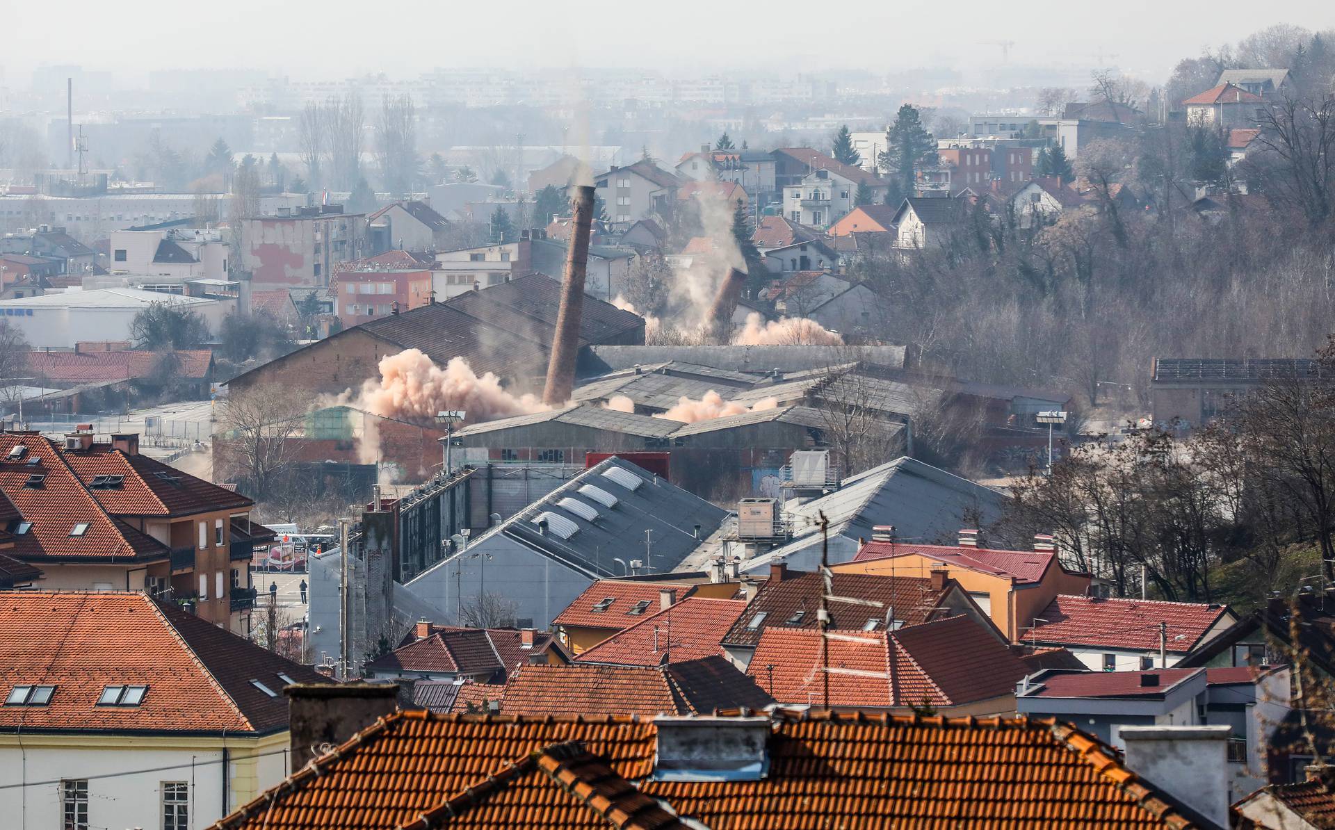 VIDEO Pogledajte trenutak u kojem su srušili dimnjake u Zagrebu: 'Kako su ravno pali'