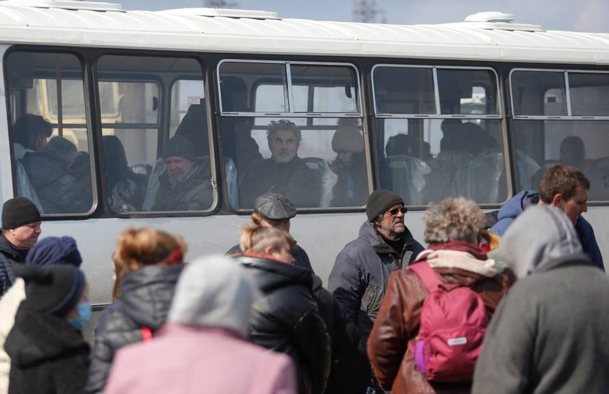 Evacuees leave Mariupol