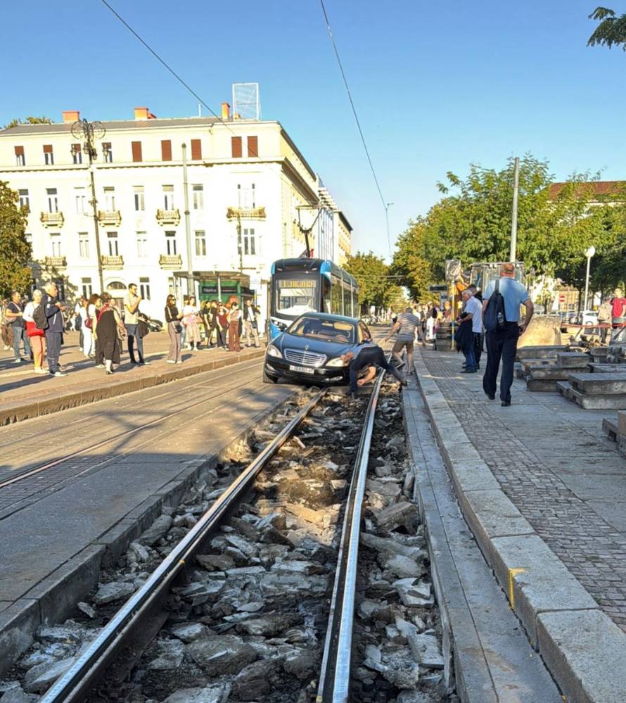 VIDEO Zagrepčani oduševljeni snimkom ZET-ovca koji spašava vozača iz nevolje na tračnicama!