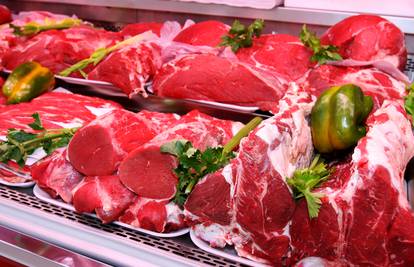 Spriječite trovanje hranom: U prijenosnom hladnjaku meso zamotajte i stavite na dno