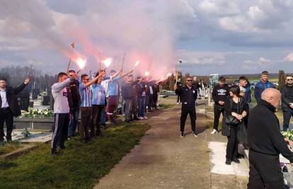 Bakljadom i plotunom ispraćen Sikirica, najstariji Ultras Cibalije