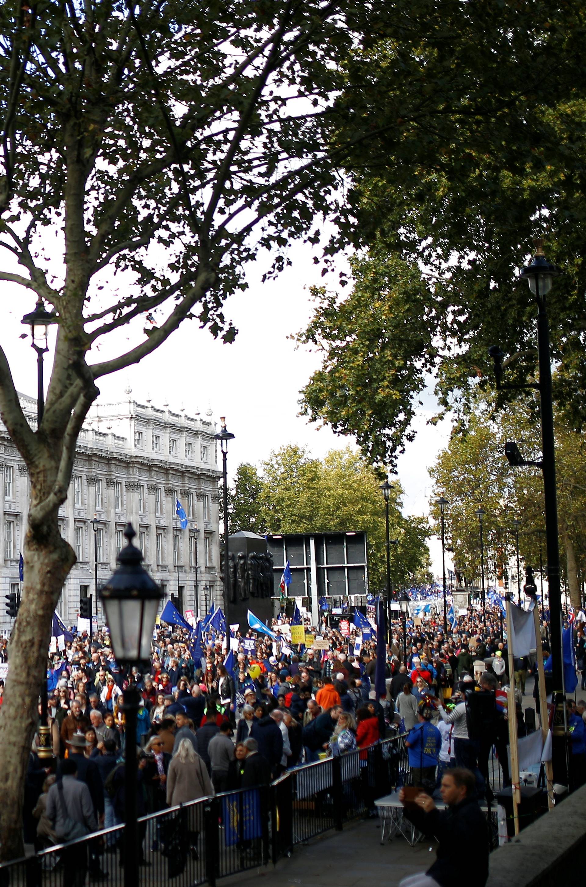 Desetine tisuća na ulicama Londona, žele novi referendum