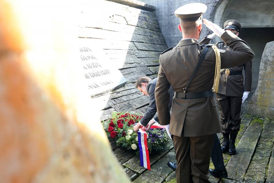 Gordan Jandroković i suradnici polaganjem vijenaca odali počast stradalima u Jasenovcu