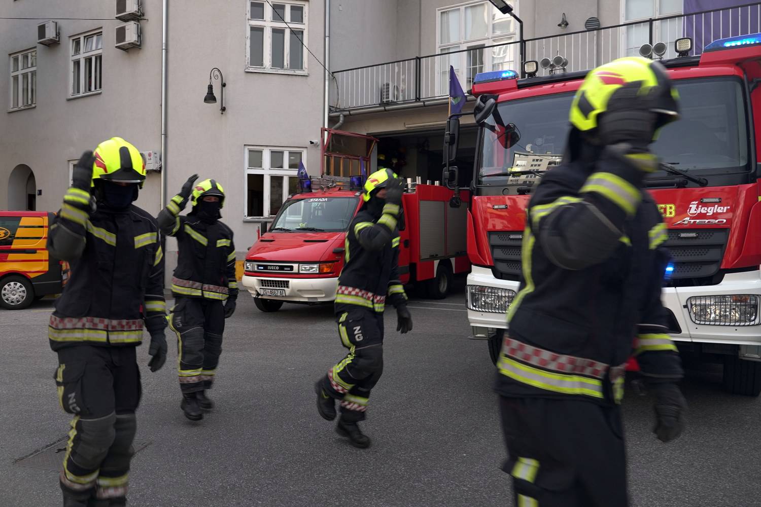 Svi plešu 'Rim Tim Tagi Dim' ples! Baby Lasagnu su podržali vatrogasci, balerine, policajci...