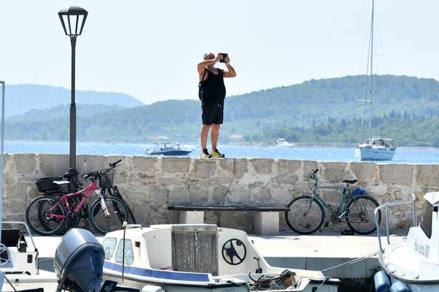 Vodice: Turisti uživaju na plažama i u obilasku grada