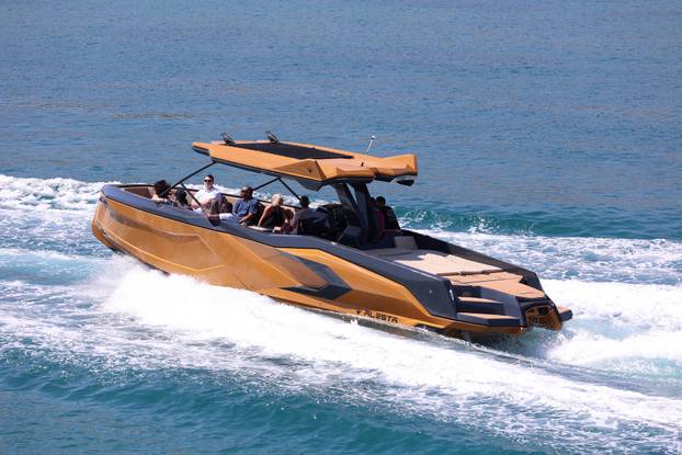 Trogir: Turistički gliseri i taxi brodovi 